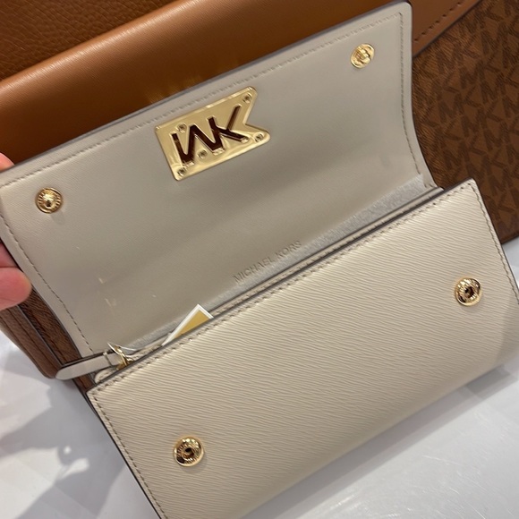 Michael Kors Mimi Large Saffiano Leather Bi-Fold Continental Wallet
Light Sand - Picture 12 of 16